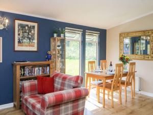 a living room with a couch and a table at 6 Badgers Retreat in Richmond