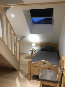 ein Schlafzimmer mit einem Bett neben einer Treppe in der Unterkunft Gîte La Grange in Méaudre