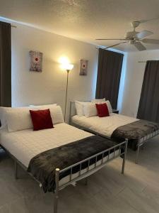 2 camas num quarto com uma ventoinha de tecto em Serene family friendly townhouse in the wonderful Regal Palms em Davenport