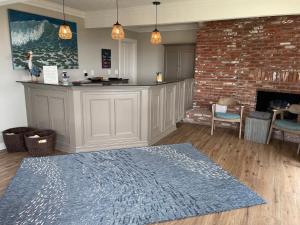 a living room with a fireplace and a blue rug at Castle Inn in Cambria