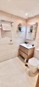 サン・ルイス・デ・サビニリャスにあるSunset Gem Aptのバスルーム(トイレ、洗面台付)