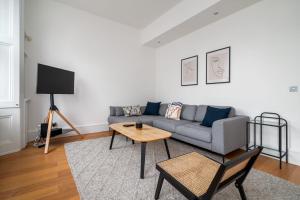 a living room with a couch and a table at GuestReady - Chic flat in the heart of Kensington in London