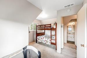 1 dormitorio con litera y baño en Scenic Solitude, en Lake Arrowhead