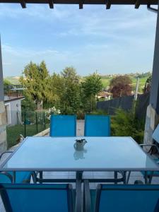 una mesa azul con 4 sillas en el patio en Suite in Oltrepo’ Pavese, en Montescano