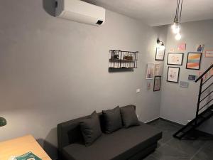 Ein Sitzbereich in der Unterkunft Suite in Oltrepo’ Pavese