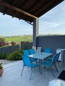 einen Tisch und Stühle auf einer Terrasse mit Aussicht in der Unterkunft Suite in Oltrepo’ Pavese in Montescano