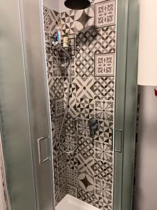 ein Bad mit einer Dusche und einer gefliesten Wand in der Unterkunft Suite in Oltrepo’ Pavese in Montescano