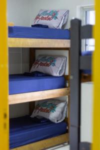 een stapelbed met blauwe stapelbedden in een kamer bij Aloha Hostel Pinhões in Fortaleza