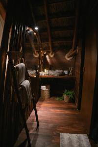 une chambre sombre avec une chaise et une table dans l'établissement Casa Hayhu, à Mahahual