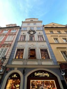 ein hohes Gebäude mit einer Uhr darüber in der Unterkunft Traditional Prague Apartment in Prag