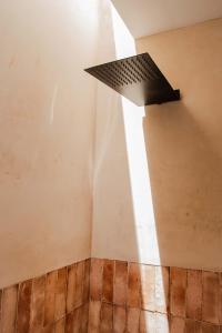 MANGLITO MANILA في لاباز: ضوء يلمع من خلال نافذة في الغرفة