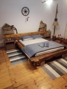 ein Schlafzimmer mit einem Holzbett auf einem Holzboden in der Unterkunft Chostello Ecomis Rustik in Sibiu