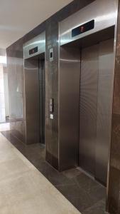 アシュケロンにあるAshkelon City center Apartmentの一列のエレベータードア