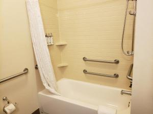 La salle de bains est pourvue d'une baignoire, de toilettes et d'une douche. dans l'établissement Candlewood Suites MORGANTOWN-UNIV WEST VIRGINIA, an IHG Hotel, à Morgantown