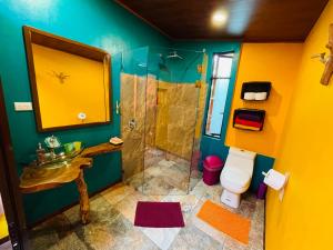 uma casa de banho com um chuveiro e um WC. em El Sol Monteverde em Monteverde