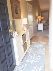un corridoio con porta e una stanza con tappeto di Gated Sawgrass Beach Club Villa in Sawgrass Country Club a Ponte Vedra Beach