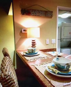 uma mesa com uma lâmpada e placas sobre ela em Gated Sawgrass Beach Club Villa in Sawgrass Country Club em Ponte Vedra Beach