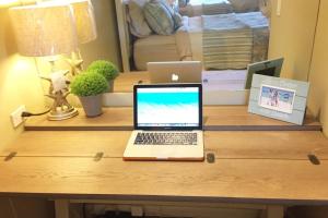 laptopa siedzącego na drewnianym biurku w obiekcie Gated Sawgrass Beach Club Villa in Sawgrass Country Club w mieście Ponte Vedra Beach