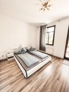 a white bedroom with a bed and a window at Zentrum, 2R, Balkon, WiFi, 4P, modern, ruhig in Chemnitz