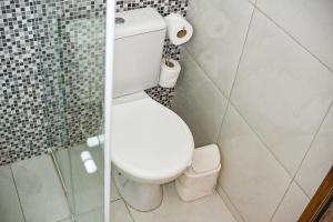 a bathroom with a toilet and a shower at Casa DasCli in Camocim