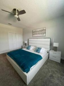um quarto com uma cama grande e uma ventoinha de tecto em Villa, private pool, water park, Orlando parks em Kissimmee
