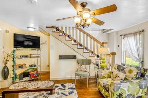 a living room with a couch and a ceiling fan at Taylor Cottage in Savannah