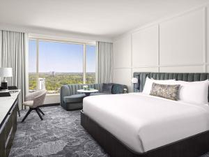 pokój hotelowy z łóżkiem i dużym oknem w obiekcie InterContinental Buckhead Atlanta, an IHG Hotel w Atlancie