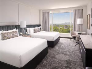 um quarto de hotel com duas camas e uma grande janela em InterContinental Buckhead Atlanta, an IHG Hotel em Atlanta