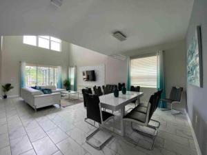 een woonkamer met een tafel en stoelen en een bank bij Villa, private pool, water park, Orlando parks in Kissimmee