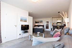 un soggiorno con divano e TV di Lord Nelson App. 302 a Cuxhaven