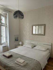 1 dormitorio con 1 cama grande y 2 toallas. en City Apartments Ana, en Belgrado