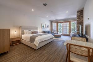 a bedroom with a bed and a living room at Alpen Dorf Pension in Leavenworth