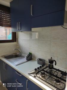 uma cozinha com uma placa de fogão e um lavatório em Appartamento Giulio Cesare em Novara