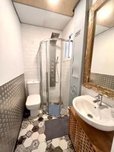 een badkamer met een douche, een toilet en een wastafel bij Madrid River Dreams in Madrid