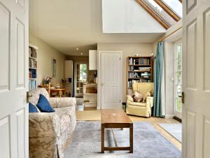 Posezení v ubytování Library Cottage by inspirestays-com
