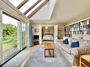 Posezení v ubytování Library Cottage by inspirestays-com