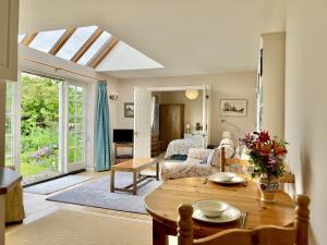 Posezení v ubytování Library Cottage by inspirestays-com
