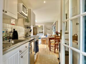 Kuchyň nebo kuchyňský kout v ubytování Library Cottage by inspirestays-com