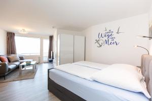 1 dormitorio con 1 cama y sala de estar con sofá en Lord Nelson App. 302 en Cuxhaven