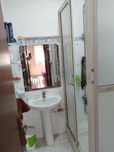 Ένα μπάνιο στο appartement meublé. +8 φωτογραφίες