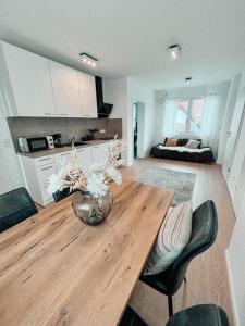 Black Forest Apartments في غينغنباخ: مطبخ مع طاولة خشبية في الغرفة
