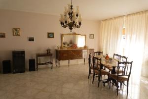 a dining room with a table and a mirror at A'rasal in Irsina