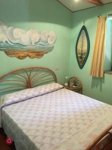 - une chambre avec un lit et une étagère avec des serviettes dans l'établissement Affitti Brevi Toscana - 50 passi dal mare, à Fonteblanda