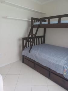 1 dormitorio con 1 litera en una habitación en Diferenciado - 210m Privativos, Terraço - Cervejeira - 3 Quartos - 2 banheiros, en Balneário Camboriú