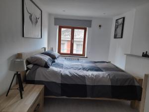 een slaapkamer met een bed en een raam bij Gîte En Li Esse in Huy