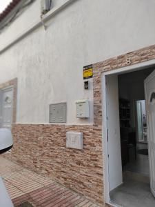 pared de ladrillo con entrada a un edificio en Casa Alba 1, en Puerto del Rosario
