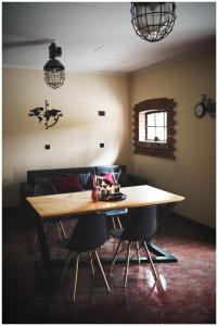 - une salle à manger avec une table et deux chaises dans l'établissement Domki Loft Park, à Skąpe