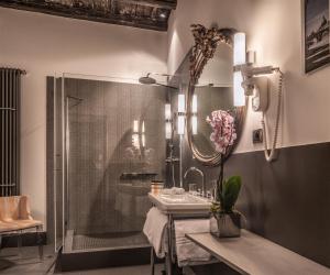 La salle de bains est pourvue d'une douche et d'un lavabo. dans l'établissement 47LuxurySuites - Trevi, à Rome