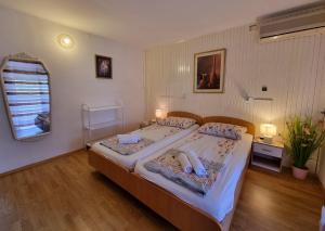 Un dormitorio con una cama grande y una ventana en Apartment Melanie, en Skrbčići