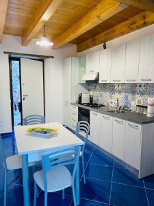cocina con mesa y sillas en una habitación en Le Finestre di Amalfi, en Amalfi